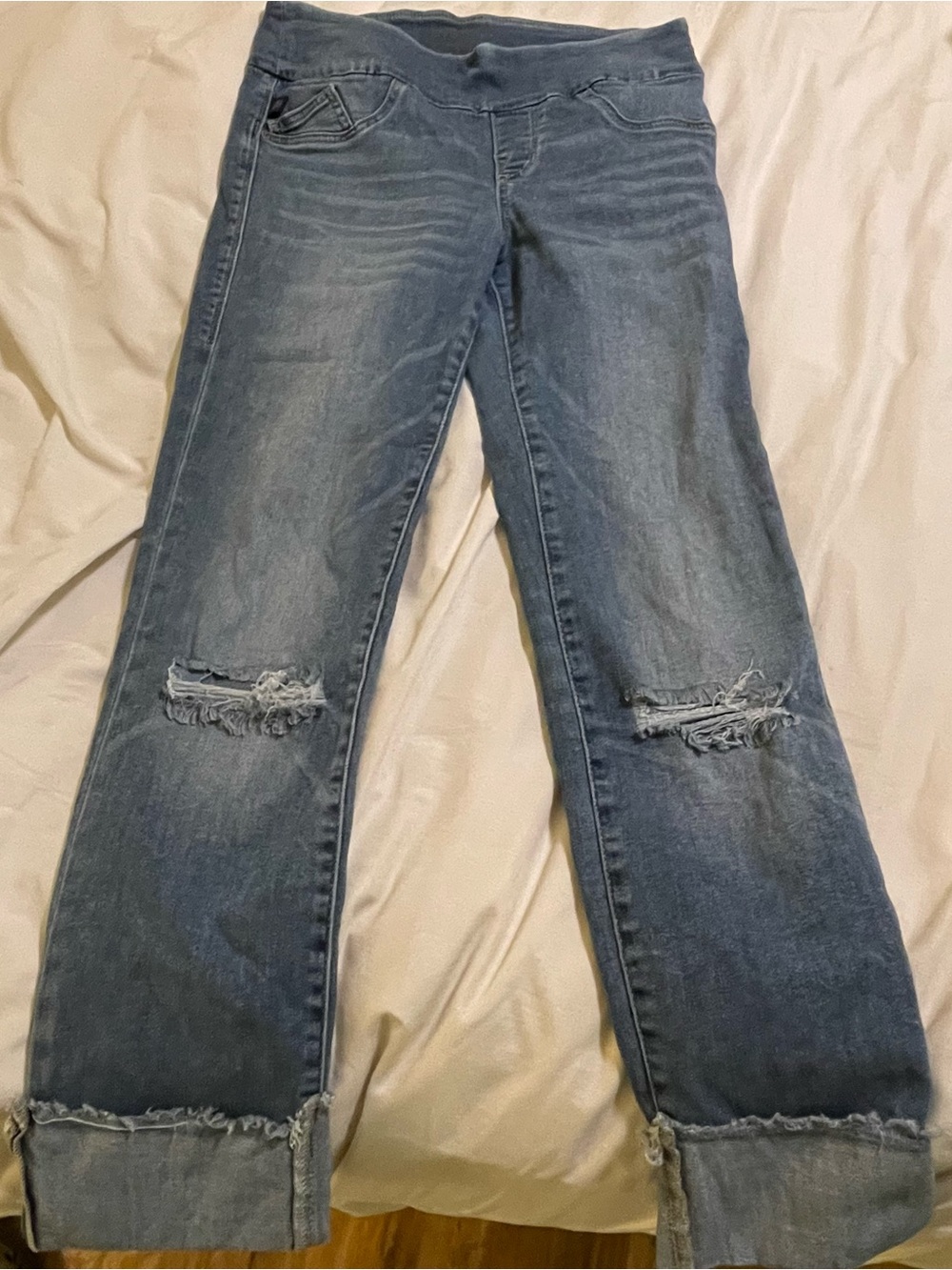 Rock & Republic Distressed Cropped Jeans in Faded Blue